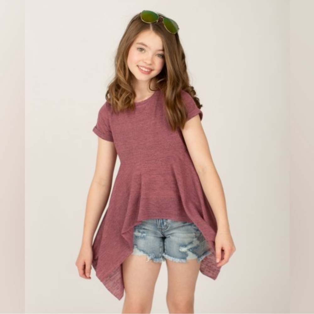 •Joyfolie heathered berry Short Sleeve Tee Asymmetrical Hem•